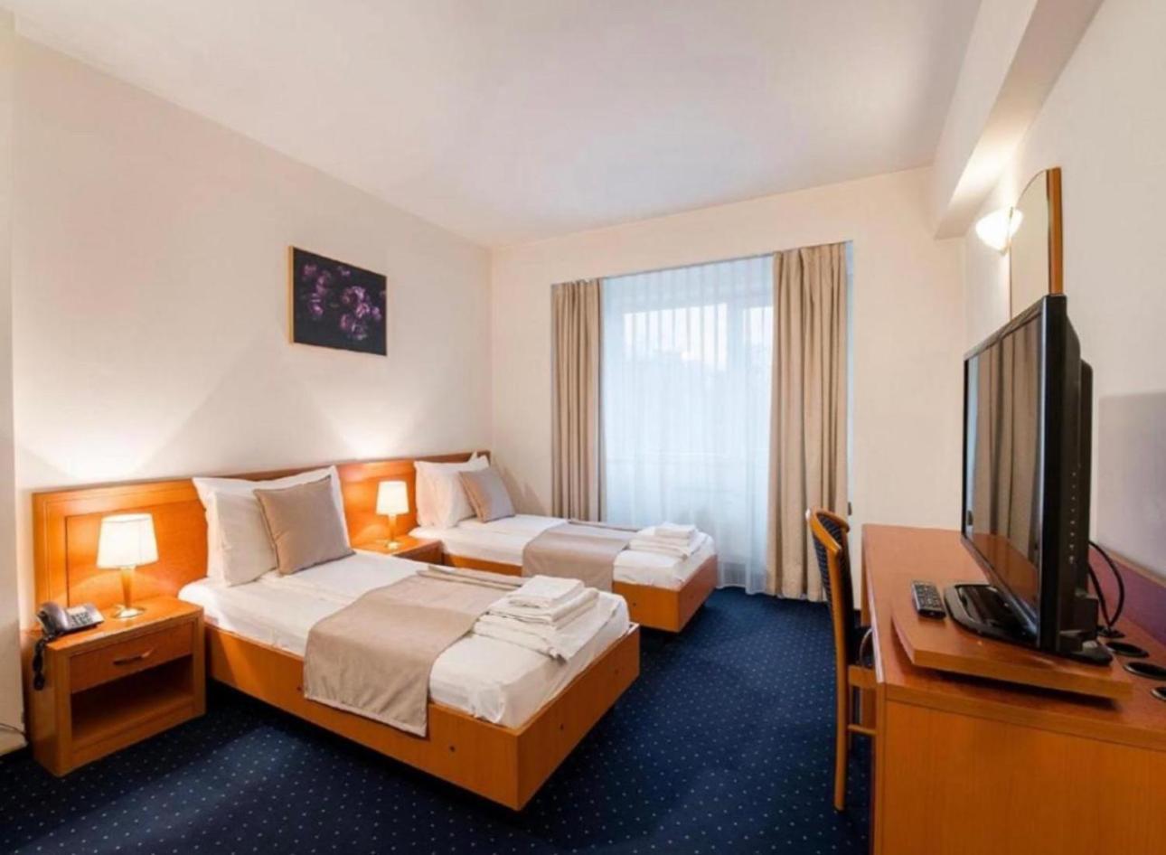 Pension De Lux Königsbrunn Exteriör bild